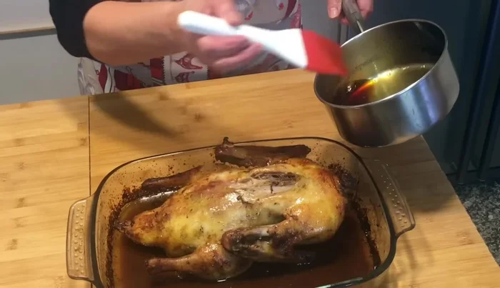 Sacar el pato del horno. Pintarlo con el almíbar de azúcar y vinagre. Agregar rodajas de naranja alrededor del pato.
