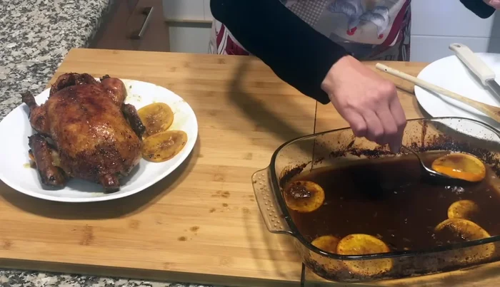 Colocar el pato en una fuente y decorar con las rodajas de naranja.
