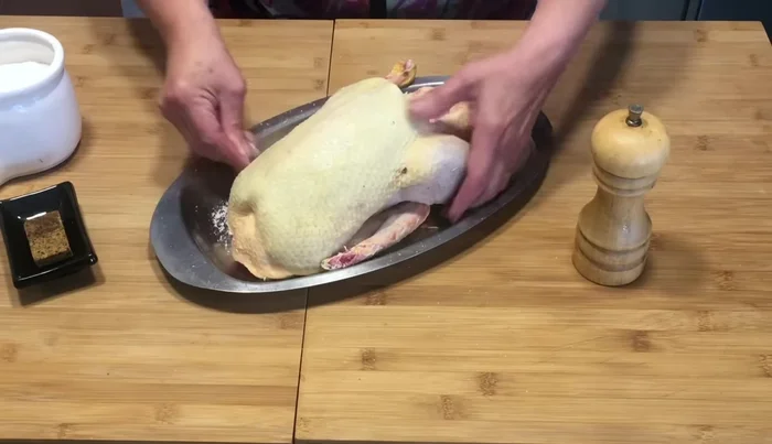 Salpimentar el pato por dentro y por fuera. Fregar bien para que absorba la sal. (Derretir la mantequilla en el microondas)
