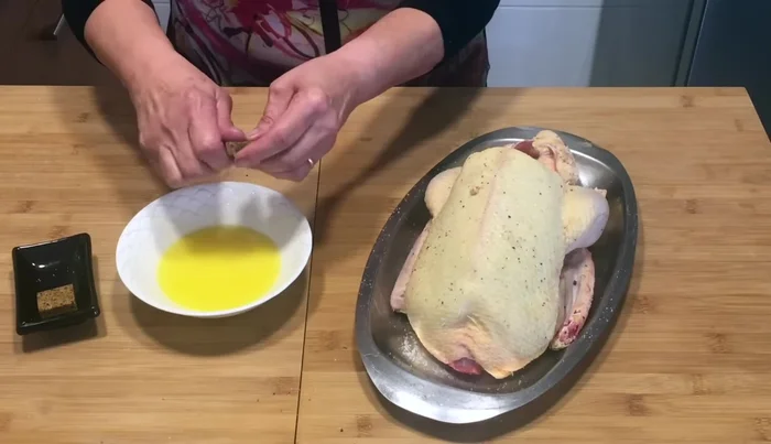 Mezclar la mantequilla derretida con los cubitos de caldo de pollo desmenuzado.