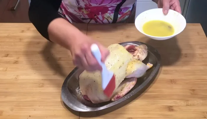 Pintar todo el pato (por dentro y por fuera) con la mezcla de mantequilla y caldo.