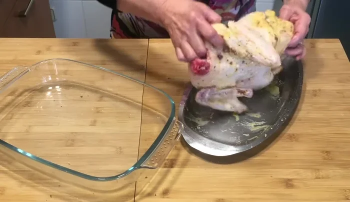 Colocar el pato en una bandeja para horno. Agregar el jugo sobrante.