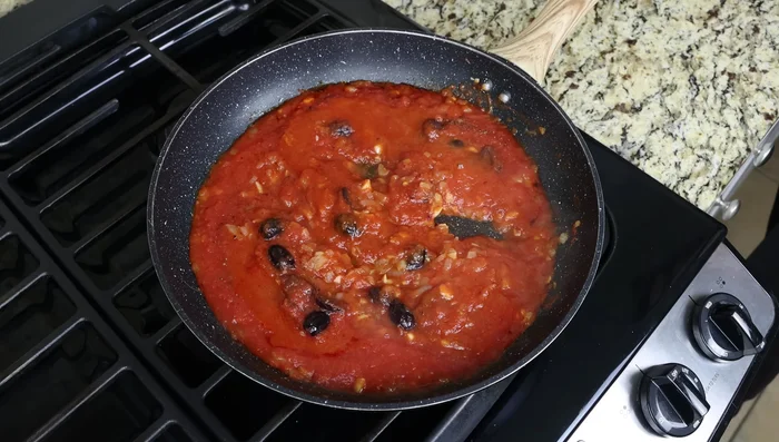 Añadir el caldo de verduras, llevar a ebullición y agregar la pasta.
