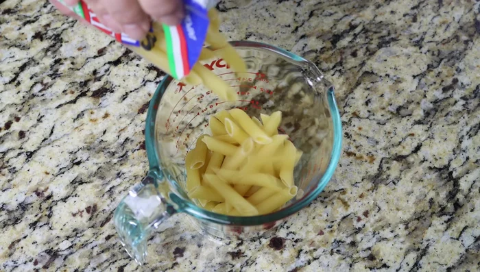 Cocinar la pasta durante 9 minutos, removiendo cada 2 minutos. Cuando falten 3 minutos para que la pasta esté lista, tapar la sartén, bajar el fuego y cocinar a fuego lento durante 3-4 minutos hasta que la pasta esté al dente.