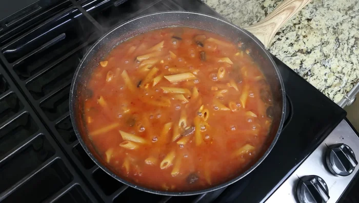 Apagar el fuego, retirar la tapa. Agregar el atún escurrido, el perejil picado y el jugo de limón. Mezclar bien.