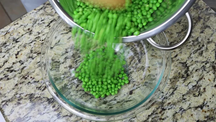 Machacar la mitad de los guisantes con un machacador o tenedor. (109.159)