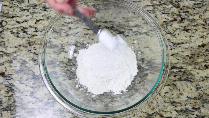 En un tazón, mezclar la harina, la levadura en polvo. Hacer un hueco en el centro, agregar el huevo batido y la leche, mezclando hasta obtener una masa suave. (124.039)