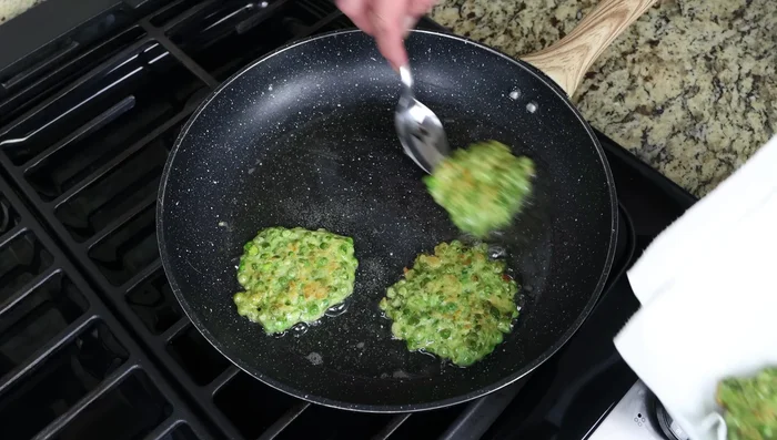 Colocar los buñuelos sobre toallas de papel para eliminar el exceso de aceite. (270.24)