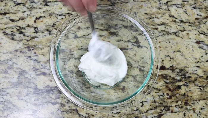 Para la salsa de yogur: Mezclar el yogur griego, ajo rallado, menta seca, jugo de limón, aceite de oliva, sal y pimienta. (290.12)