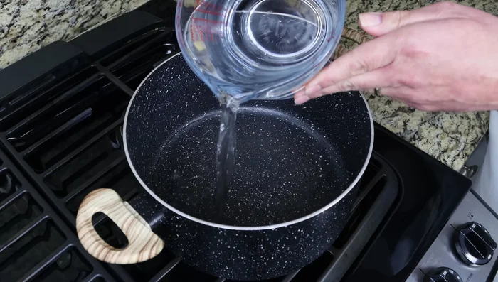 Llenar una olla con agua hasta la mitad, sazonar con sal marina y llevar a ebullición a fuego alto. (52.84)