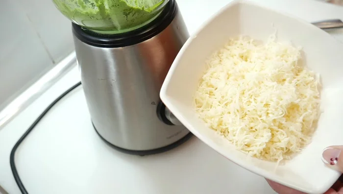 Agregar 75g de queso parmesano (o queso curado).