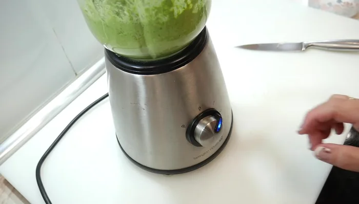 Triturar hasta obtener la textura deseada, añadiendo las 3 cucharadas restantes de aceite si es necesario. Probar y ajustar la sal y el limón al gusto.