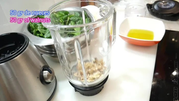 Incorporar 50g de nueces (o almendras).