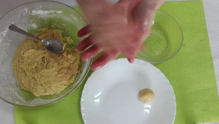 Fríe las bolitas en aceite caliente a temperatura media hasta que estén doradas y se abran ligeramente.
