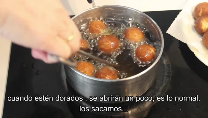 Escurre los periquillos sobre papel de cocina.