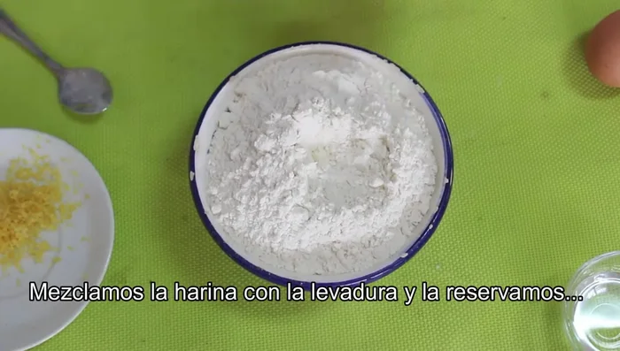 Mezcla la harina con la levadura en un bol y reserva.