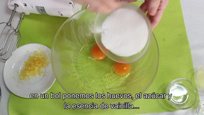 En otro bol, bate los huevos con el azúcar y la esencia de vainilla hasta que doblen su volumen.