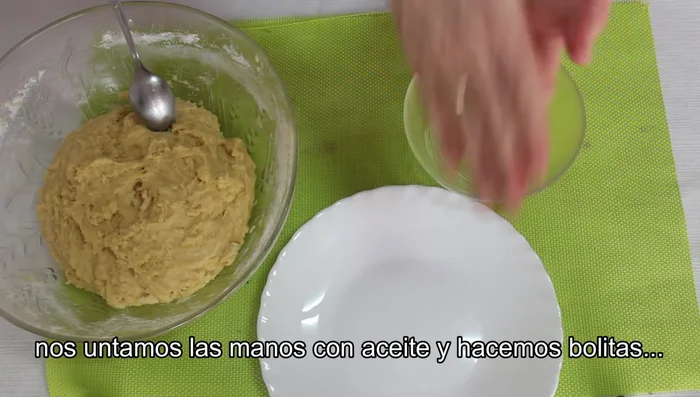 Con las manos ligeramente aceitosas, forma bolitas de masa del tamaño de una nuez.