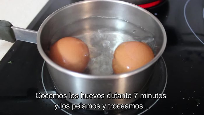 Cocer los huevos durante 7 minutos. Pelarlos y trocearlos.