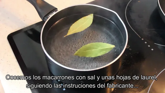 En un cazo, poner agua con sal y laurel. Cocer los macarrones según las instrucciones del fabricante.