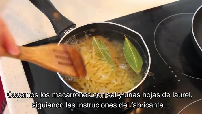 Escurrir los macarrones, pasarlos por agua fría y escurrirlos de nuevo.