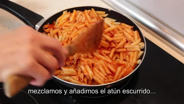 Añadir el atún escurrido y desmenuzado.