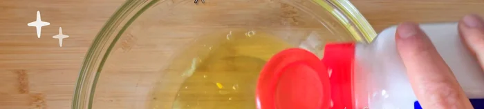 A las claras, añadir una pizca de sal y unas gotitas de zumo de limón. Batir durante 2 minutos.