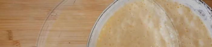 Añadir las yemas, 4 cucharadas de leche, 4 cucharadas de aceite de girasol y 1 cucharadita de vainilla.