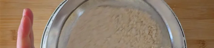 Mezclar 170g de harina de trigo con una espátula, con movimientos envolventes, hasta que no queden grumos.