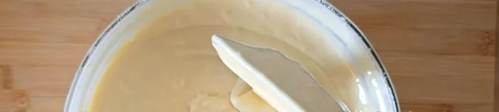 Verter la mezcla en un molde para bizcocho.