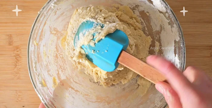 Coloca la masa en una manga pastelera y forma las galletas.