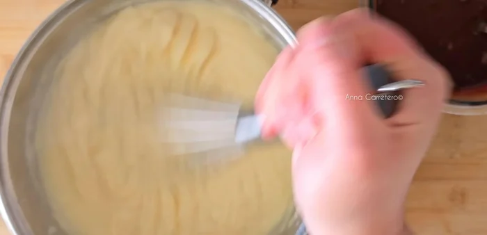 Pon la crema de chocolate sobre las galletas bañadas en la crema de leche.
