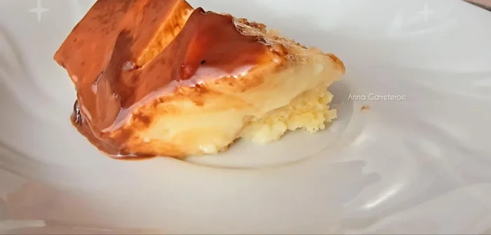 En una cazuela, calienta a fuego medio 800 ml de leche con 90 g de azúcar, un palito de canela, la piel de un limón y la piel de una naranja. Deja que hierva durante 5 minutos.