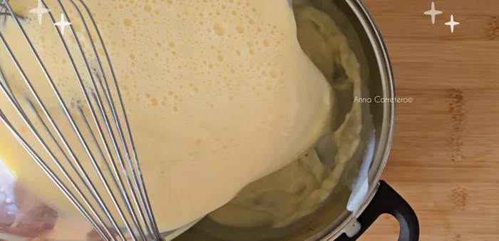 Agrega la mezcla de huevo a la leche con especias. Cocina a fuego medio sin dejar de remover hasta que espese.