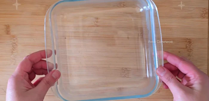 Prepara los soos o bizcochitos (o galletas). Si usas galletas, pártelas por la mitad.