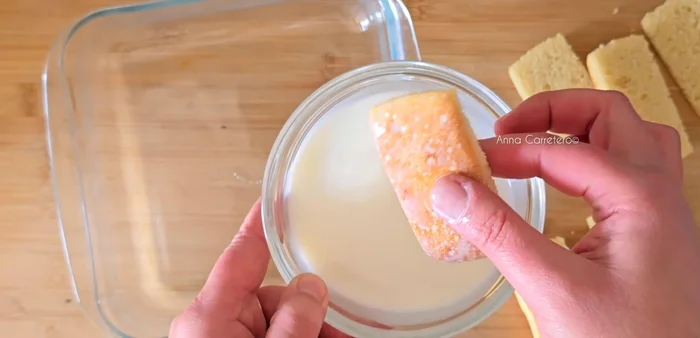 Baña las galletas en la crema de leche.