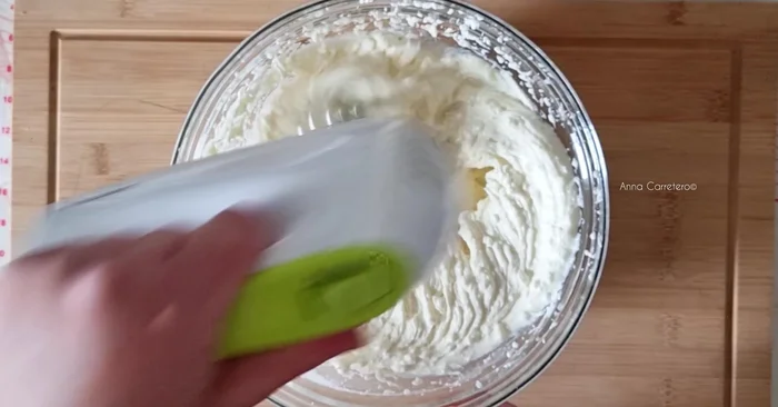 En un bol, bate el queso crema, requesón, mascarpone y azúcar durante un minuto hasta que no queden grumos. (34.36)