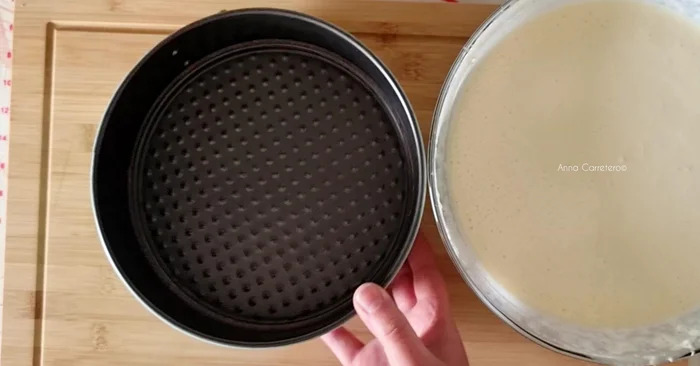 Cubre el molde con papel de horno. Pasa la mezcla por un colador para eliminar posibles grumos y viértela en el molde. (73.64)