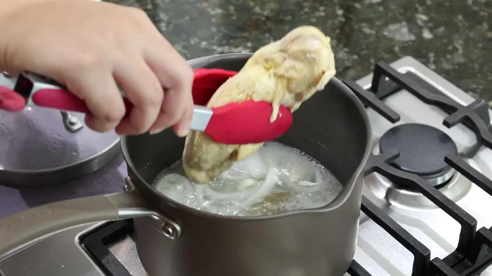 Desmenuzar la pechuga de pollo cocida.