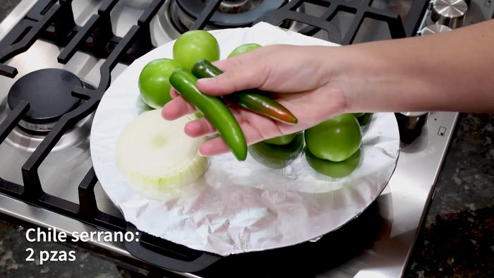 Tatemar a fuego alto por un par de minutos, volteando las verduras. Retirar los chiles de árbol cuando estén listos (mucho antes que las otras verduras).