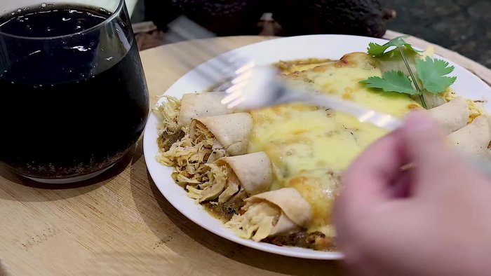 Colocar en un comal ocho tomatillos, una rodaja de cebolla, dos chiles serranos y tres chiles de árbol para un toque picante. Agregar dos dientes de ajo sin cáscara.