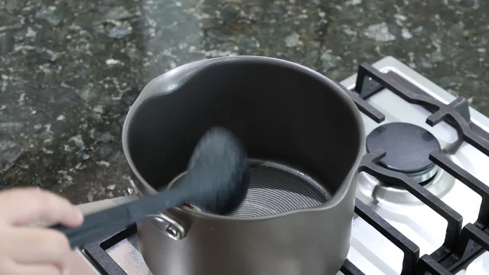 En una olla, dorar una rodaja de cebolla con un poco de aceite. Agregar la salsa verde licuada y mezclar hasta que esté bien guisada. Retirar del fuego.