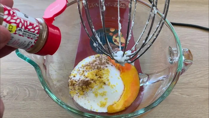 En un bol aparte, mezclar las yemas con el azúcar, la ralladura de limón y la canela.