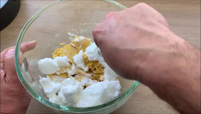 Incorporar las claras a punto de nieve a la masa anterior, con movimientos suaves y envolventes, para no perder el aire.