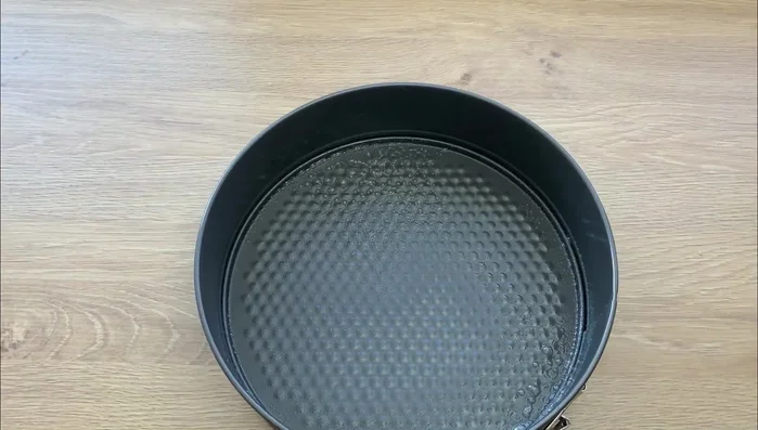 Precalentar el horno a 170°C. Engrasar un molde y colocar papel de hornear en el fondo.