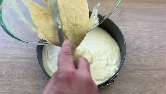 Verter la masa en el molde y hornear durante 30 minutos a 170°C. Comprobar si está listo pinchándolo con un palillo; si sale limpio, está listo.