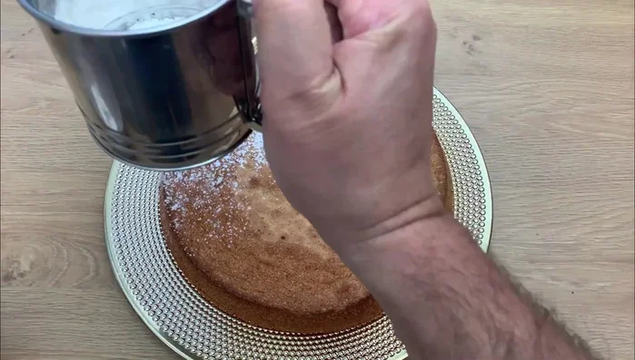 Dejar enfriar un poco antes de desmoldar y espolvorear con azúcar glas.