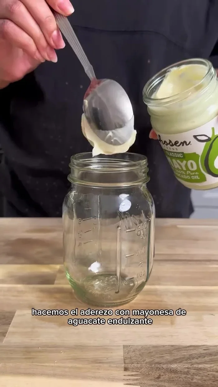 Mientras el salmón se cocina, prepare el aderezo mezclando mayonesa de aguacate, endulzante, salsa de soya, chile, ajo en polvo hasta obtener una textura suave.