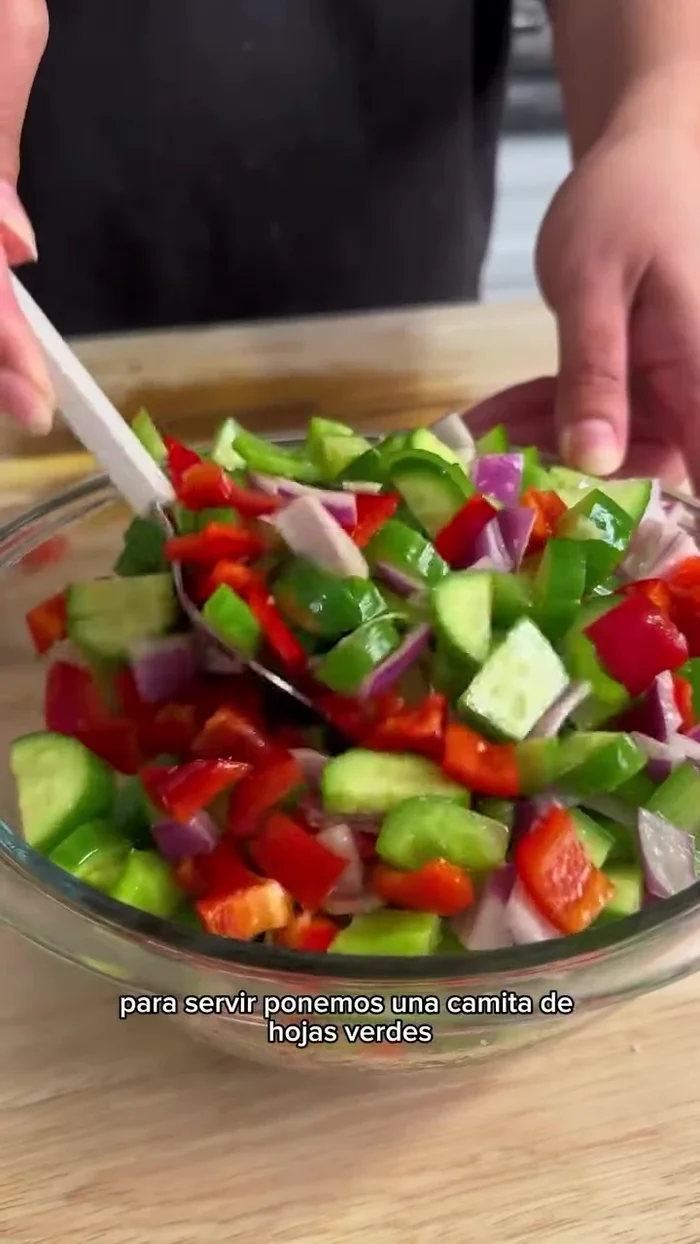 Para servir, coloque una cama de hojas verdes en un plato. Añada las verduras sazonadas, el salmón reposado y rodajas de aguacate.