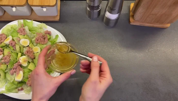 Añadir el aderezo a la ensalada y mezclar bien.
